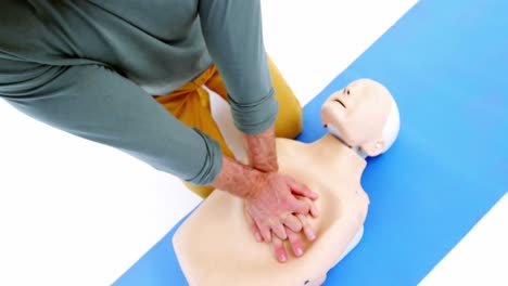 Männlicher-Sanitäter-Während-Des-Trainings-Zur-Herz-Lungen-Wiederbelebung