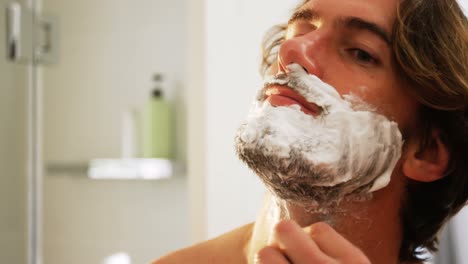Hombre-Usando-Una-Navaja-Para-Afeitarse-La-Barba