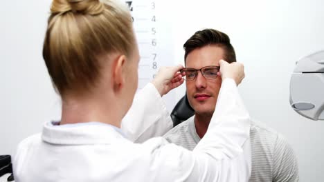 Optikerin-Verschreibt-Dem-Patienten-Eine-Brille