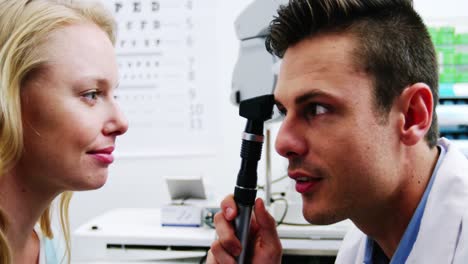Close-up-of-optometrist-looking-through-ophthalmoscope