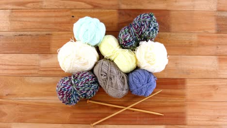 Close-up-of-wool-balls-and-knitting-needles