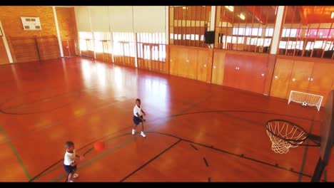Niños-Jugando-Baloncesto-En-La-Cancha