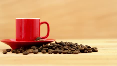 Nahaufnahme-Einer-Kaffeetasse-Mit-Untertasse-Und-Kaffeebohnen
