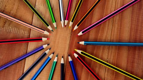 Colored-pencil-arranged-in-a-circle