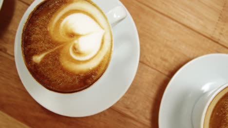 Nahaufnahme-Verschiedener-Kaffeetassen-Mit-Untertasse