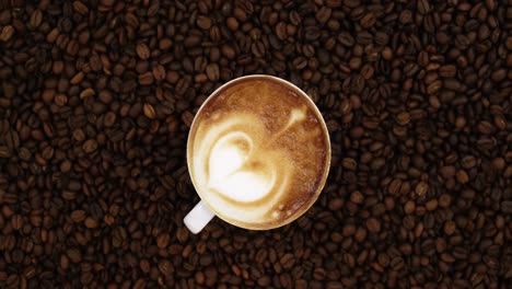 Nahaufnahme-Einer-Kaffeetasse-Mit-Kaffeebohnen