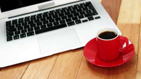Nahaufnahme-Eines-Laptops-Mit-Kaffeetasse