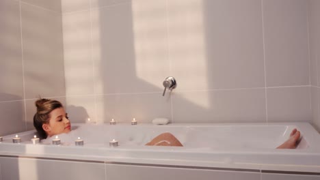 Frau-Nimmt-Ein-Bad-In-Der-Badewanne