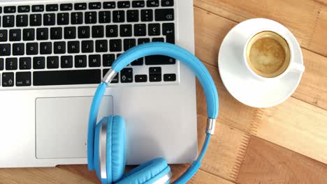 Tasse-Kaffee-Mit-Laptop-Und-Kopfhörern