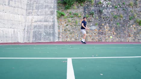 Hombre-Activo-Jugando-Tenis