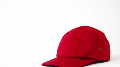 Rote-Mütze-Vor-Weißem-Hintergrund