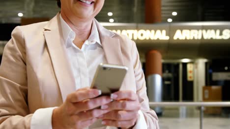 Businesswoman-using-a-smartphone