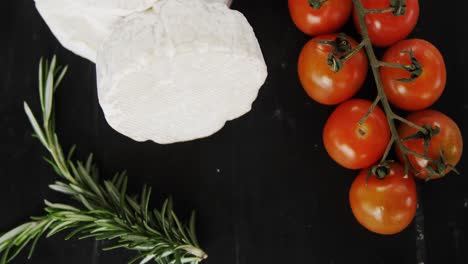Käse-Mit-Tomaten-Und-Rosmarinkraut