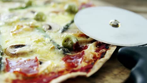 Deliciosa-Pizza-Italiana-Servida-En-Mesa-De-Madera