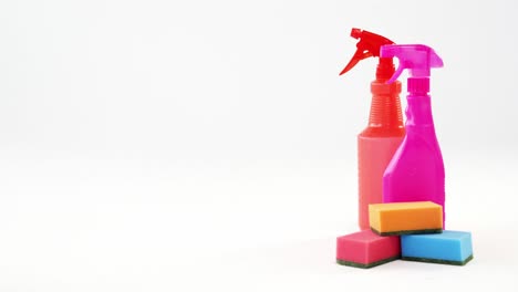 Cleaning-sponge-and-spray-bottle