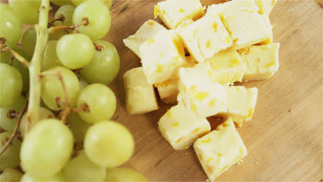Cheese-cubes-with-grapes