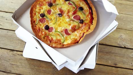 Delicious-pizza-in-pizza-box