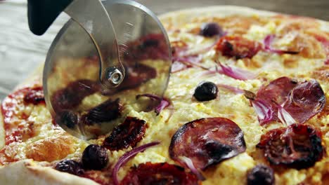 Deliciosa-Pizza-Italiana-Servida-En-Mesa-De-Madera