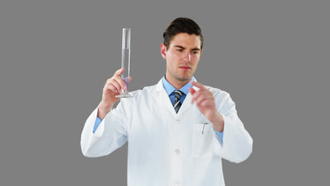 Arzt-Verwendet-Digitalen-Bildschirm,-Während-Er-Die-Chemikalie-Im-Reagenzglas-Untersucht