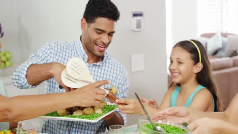 Glückliche-Familie,-Die-Zusammen-Zu-Mittag-Isst
