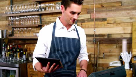 Male-waiter-working-at-counter