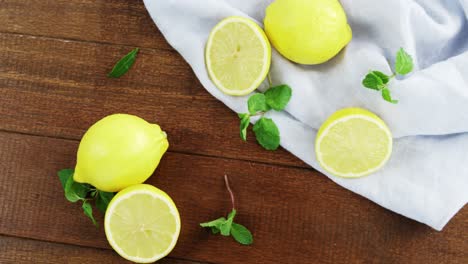 Zitrone-Auf-Dem-Tisch