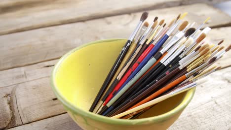 Various-paintbrush-arranged-in-bowl