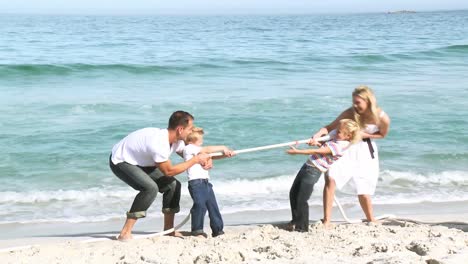 Eltern-Und-Kinder-Spielen-Mit-Einer-Schnur-Am-Strand