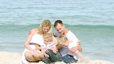Panorama-of-happy-family-sitting-on-the-beach