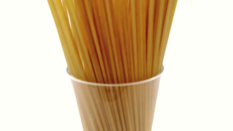 Rohe-Spaghetti-In-Einem-Behälter-Angeordnet
