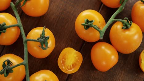 Gelbe-Kirschtomaten-Und-Gewürfelte-Gelbe-Tomaten-Auf-Holztischhintergrund