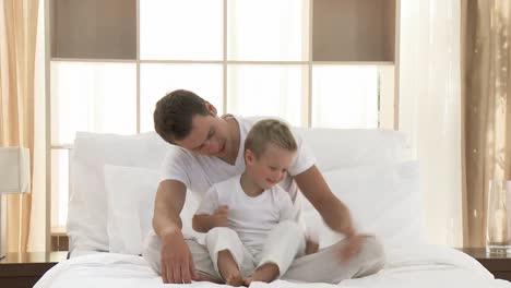 Vater-Und-Sohn-Spielen-Im-Bett