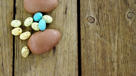 Huevos-De-Pascua-De-Chocolate-Sobre-Tabla-De-Madera