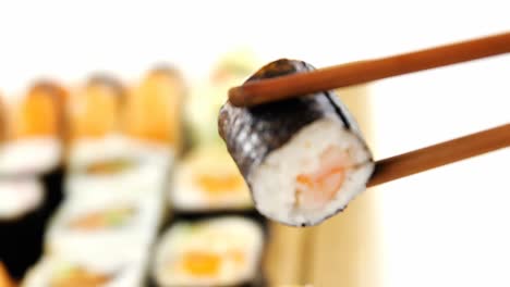 Sushi-Maki-Retenido-En-Palillos-De-Madera