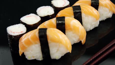 Maki-Sushi-Rool-Y-Nigiri-Sushi-Envueltos-En-Alga-Nori