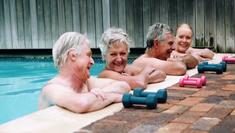 Senioren-Entspannen-Sich-Bei-Der-Interaktion-Am-Pool