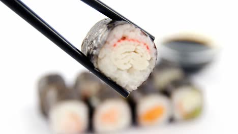Sushi-Maki-Retenido-En-Palillos-De-Madera