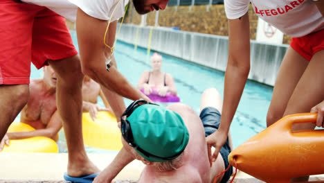 Rettungsschwimmer-Unterstützen-Bewusstlosen-Mann