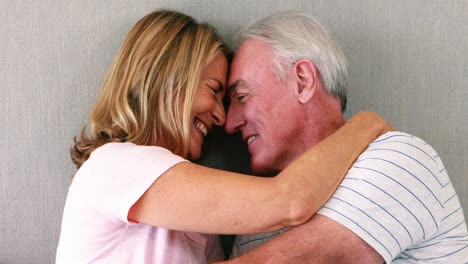 Glückliches-älteres-Paar,-Das-Im-Bett-Miteinander-Interagiert
