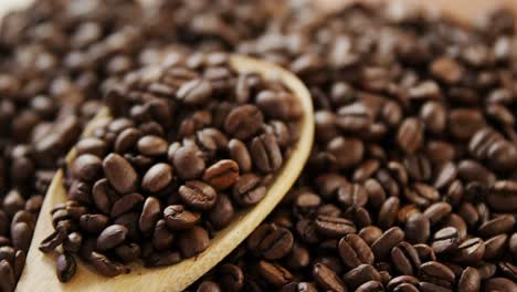 Geröstete-Kaffeebohnen-Mit-Holzlöffel