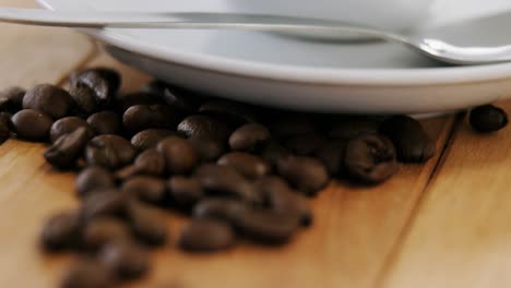 Schwarzer-Kaffee-Mit-Gerösteten-Bohnen