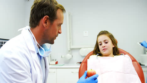 Zahnarzt-Gibt-Jungem-Patienten-Apfel