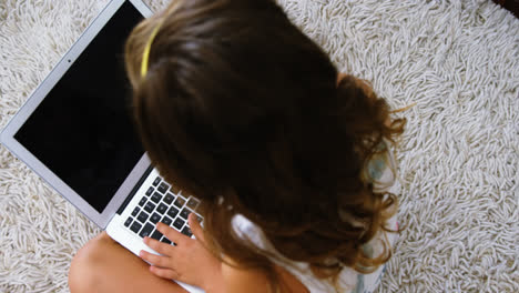 Chica-Usando-Laptop-En-La-Sala-De-Estar