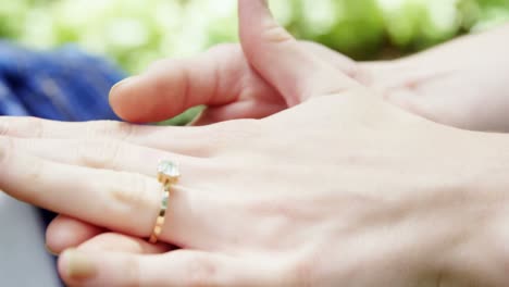 Frauenhand-Mit-Verlobungsring