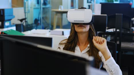 Weibliche-Führungskraft-Mit-Virtual-Reality-Headset