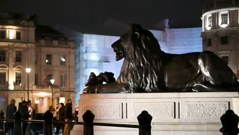 Evening-view-of-the-bronze-lions-underneath-Nelson's-Column-before-Christmas,-London,-United-Kingdom