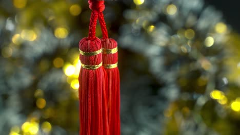 Verträumtes-Chinesisches-Neujahrssymbol-Ornament,-Orientalische-Dekoration,-Traditionelle-Rote-Hängende-Laternenkugel,-Farbenfrohe-Und-Leuchtende-Schärfentiefe,-Sanfte,-Filmische-Nahaufnahme,-4K-Video