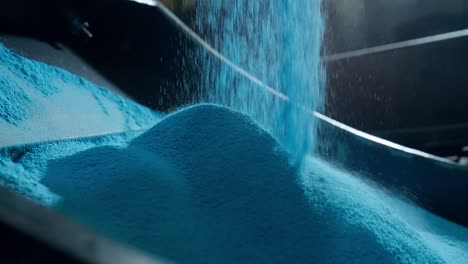Zeitlupenaufnahme-Von-Blauem-Polyethylenpulver,-Das-In-Form-Von-Regen-Fällt-Und-Einen-Stapel-Auf-Einer-Metallform-Zum-Rotationsformen-Bildet