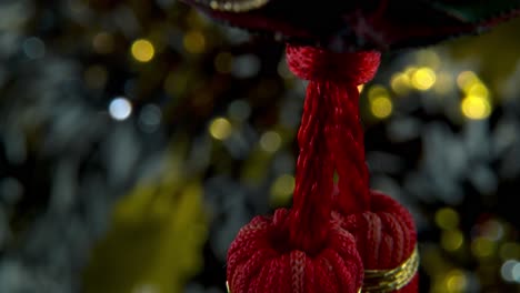 Chinesische-Neujahrssymbolverzierung,-Orientalische-Dekoration,-Traditionelle-Rote-Hängende-Laternenkugel,-Farbenfrohe-Und-Leuchtende-Schärfentiefe,-Langsame-Makro-Nahaufnahme,-Kinematisches-4K-Video-Mit-Neigung-Nach-Oben
