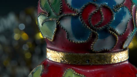 Verträumtes-Chinesisches-Neujahrssymbol-Ornament,-Orientalische-Dekoration,-Traditionelle-Rote-Hängende-Laternenkugel,-Farbenfrohe-Und-Leuchtende-Schärfentiefe,-Glatte-Makro-Nahaufnahme,-Kinematisches-4K-Video-Mit-Neigung-Nach-Unten